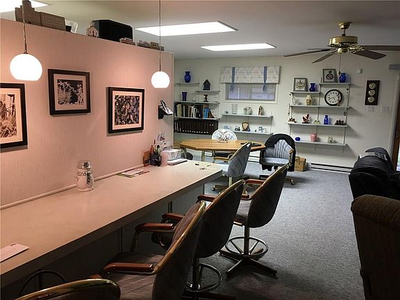 4th image of 402 Flora Ave