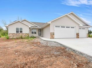 410 Rainbow Ct, Green Bay, WI 54303