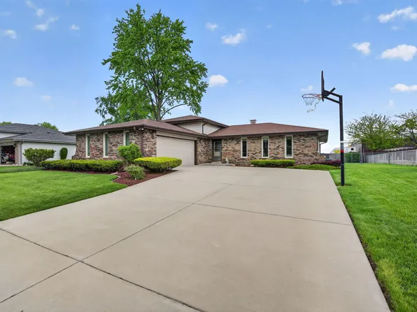 106 N Brookshore Dr, Shorewood, IL 60404