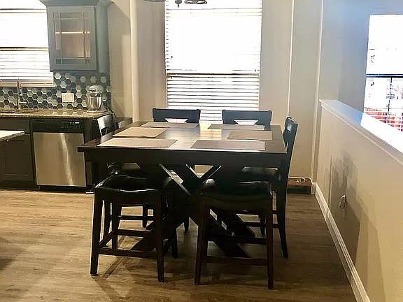 Breakfast/dining area