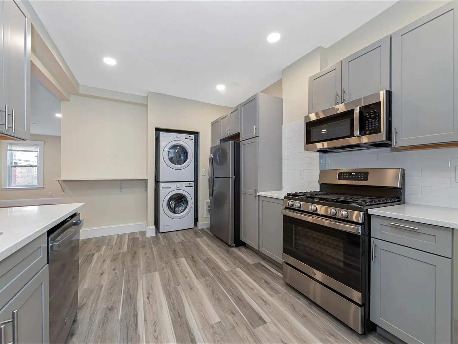 3 bed, 920 sqft, $2,995 — Photo 1