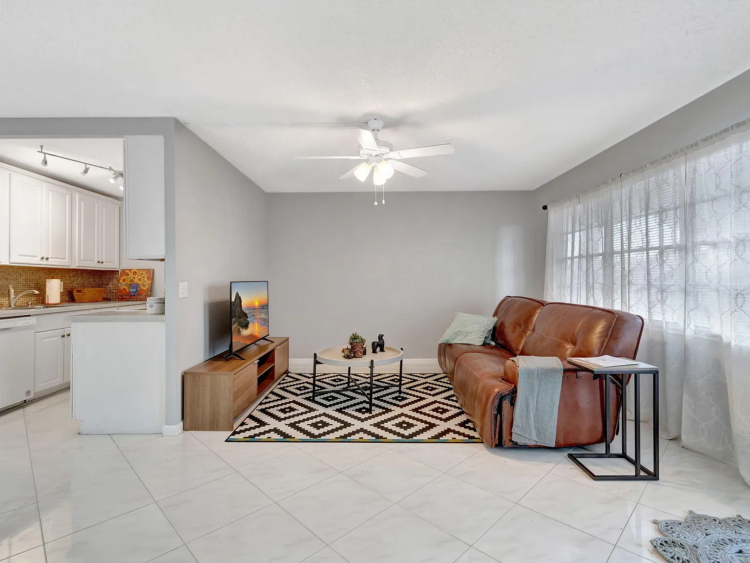 1 bed, 1.5 bath, 738 sqft, $3,000 — Photo 3