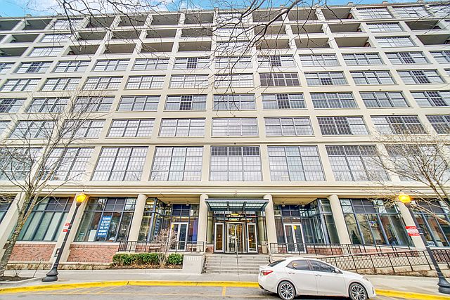 1st image of 900 N Kingsbury St APT 780