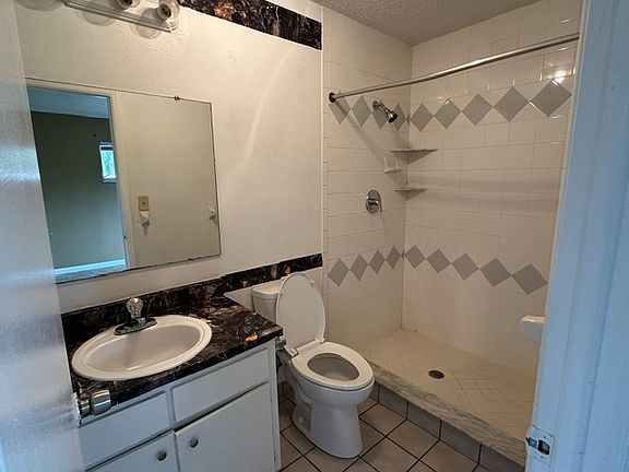 3rd image of 1470 Parkwood St