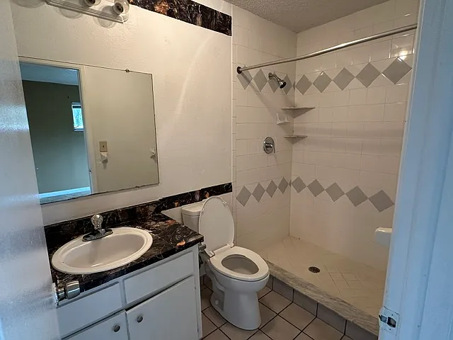 1470 Parkwood St — Photo 3