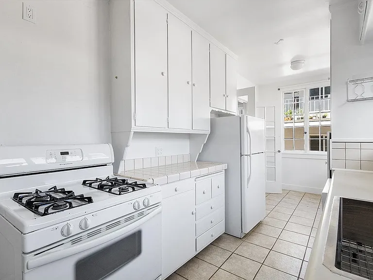 2138 Clinton Ave #A - 1 bedroom | 1 bath — Photo 11