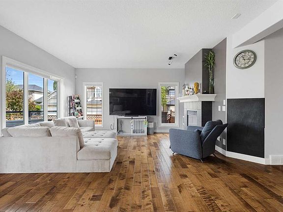 3rd image of 23 E Strathlea Cres SW