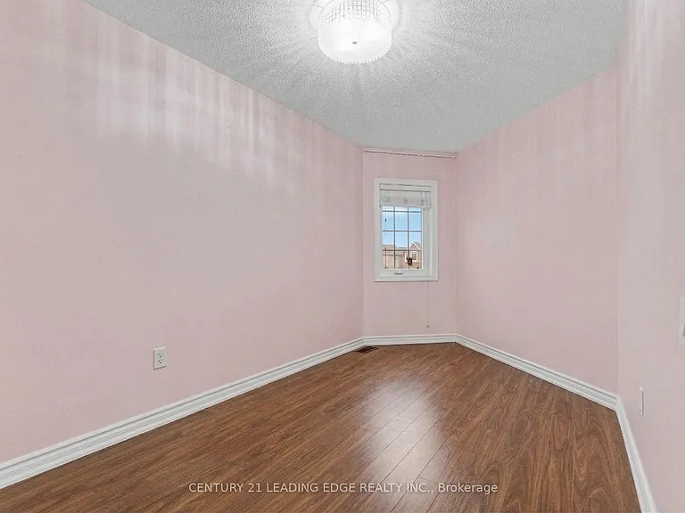 7166 Sandhurst Dr — Photo 24