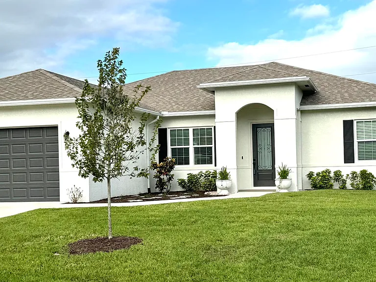 1719 SW Bradway Ln — Photo 1