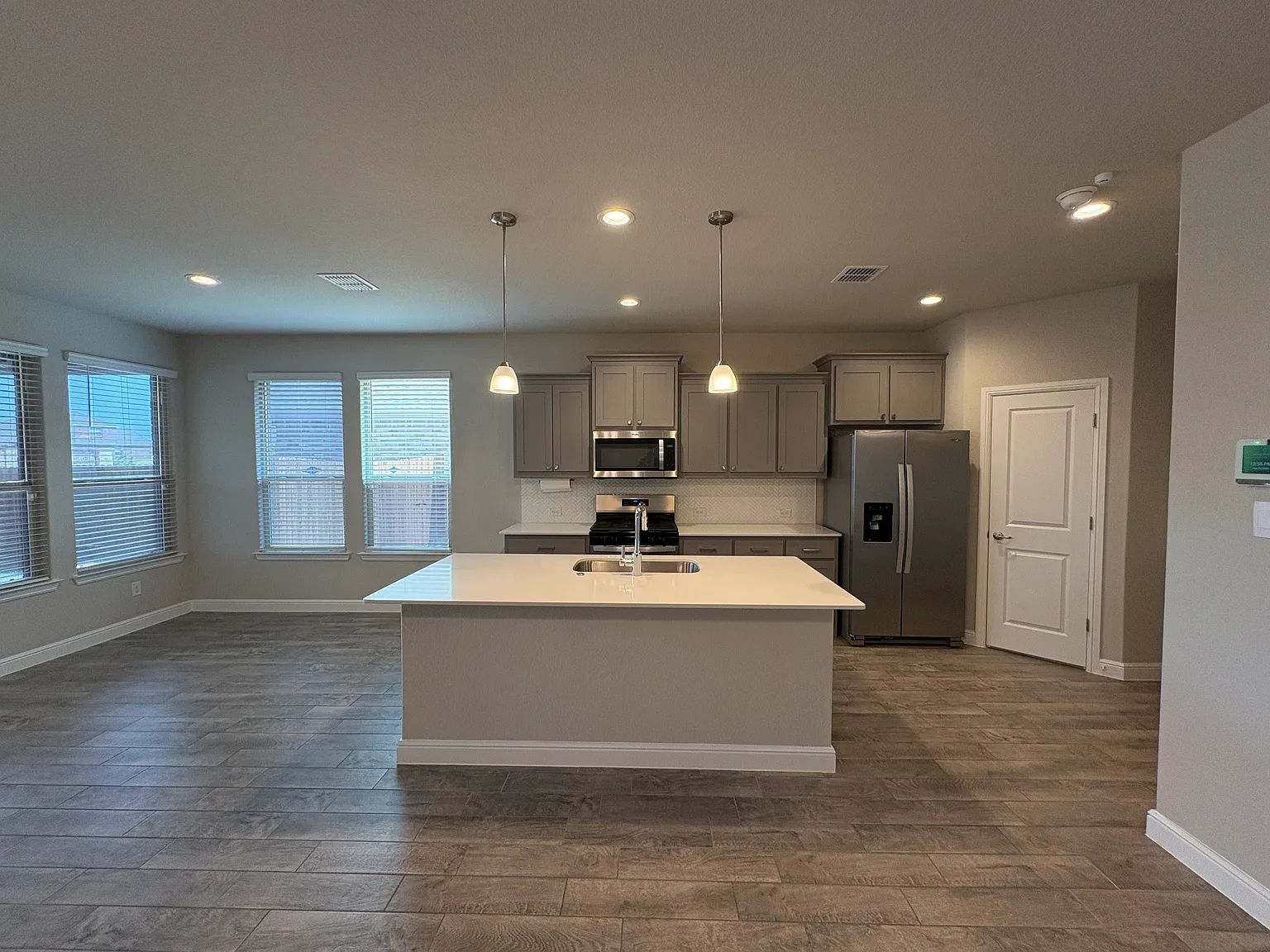 4 bed, 1859 sqft, $2,200 — Photo 4