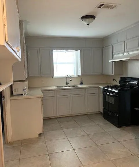 1100 Frost St — Photo 15
