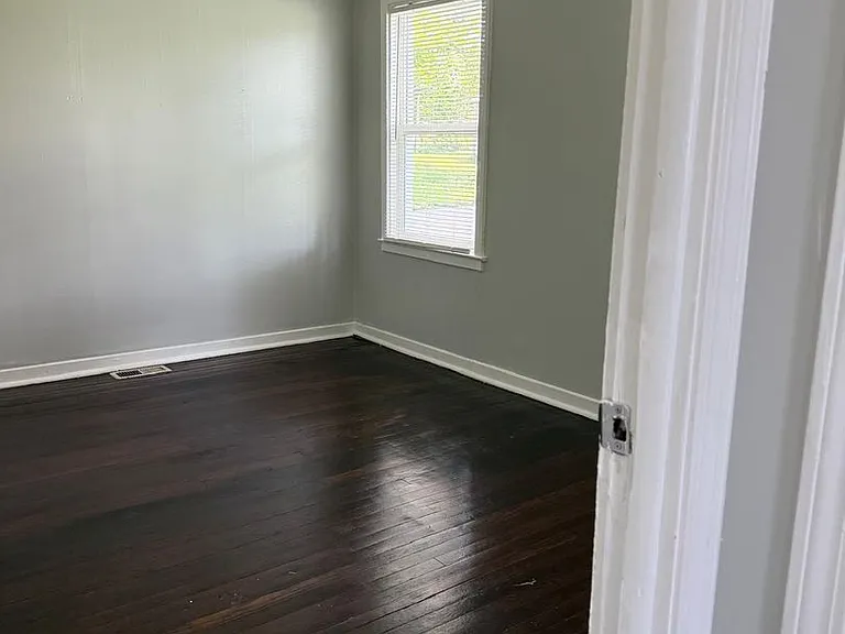 802 S Logan Ave — Photo 5