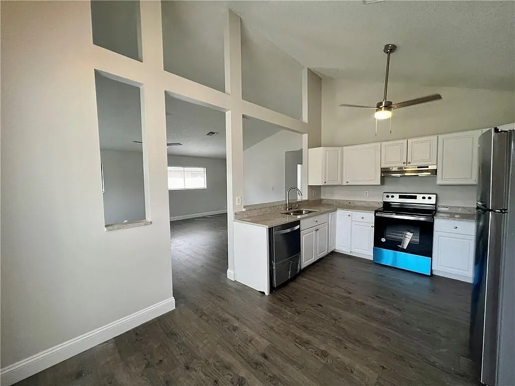 3 bed, 2.0 bath, 1385 sqft, $3,500 — Photo 2