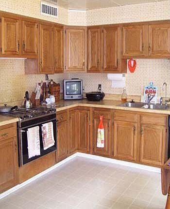 Roomy eat-in kitchen w/ample cabinetry.