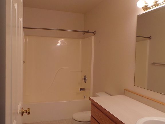 3rd image of 931B SE Ely St #B201