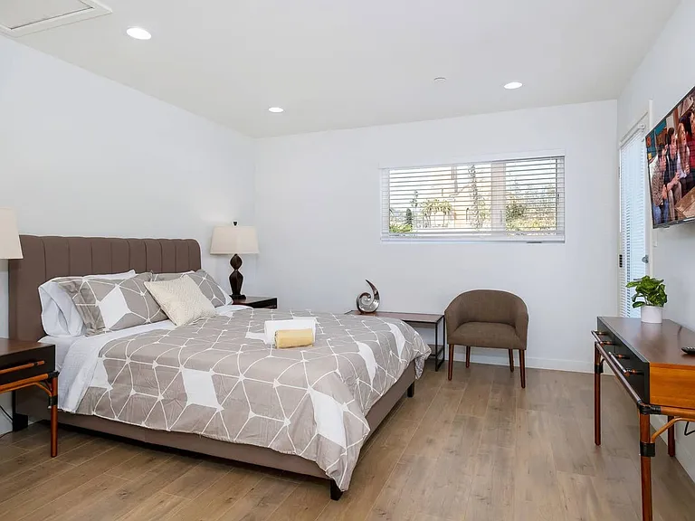3 Bed Modern Townhome + 2-Car Private Garage — Photo 18