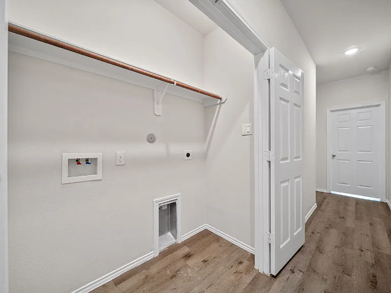 403 E Avenue G — Photo 14