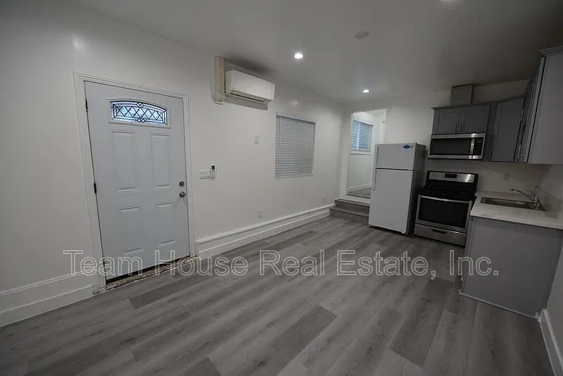 1 bed, 1.0 bath, 434 sqft, $1,950 — Photo 3