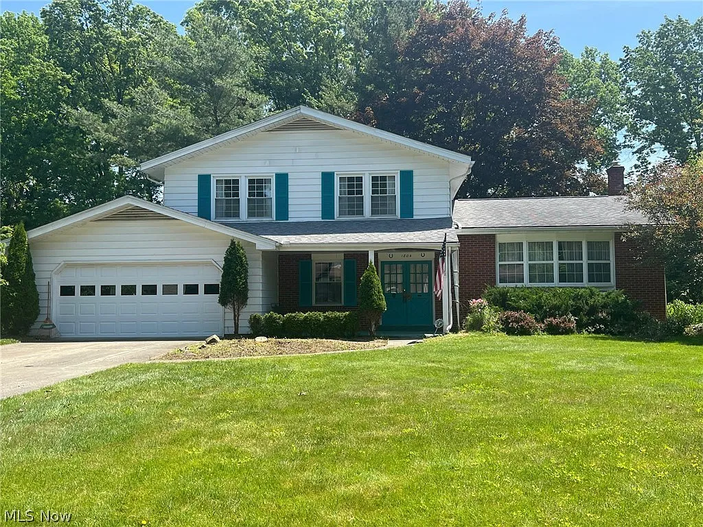 1804 Stonehenge Ave NE photo 1
