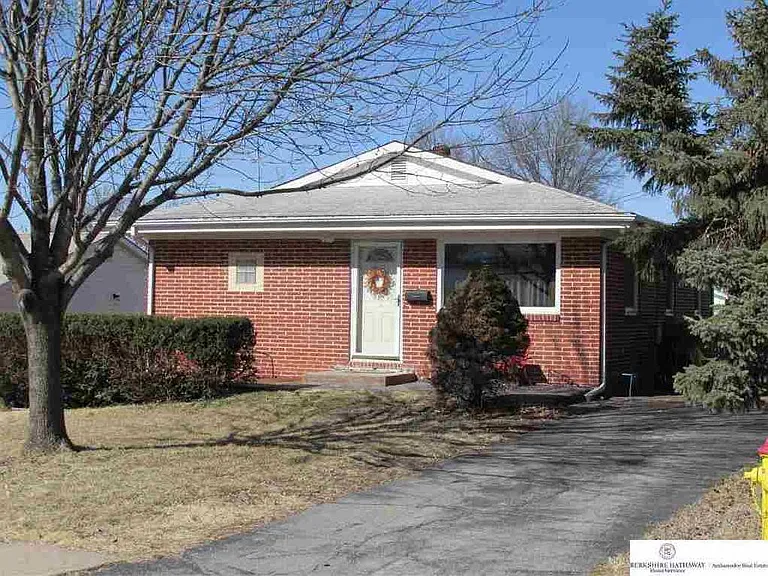 7402 Schuyler Dr — Photo 3