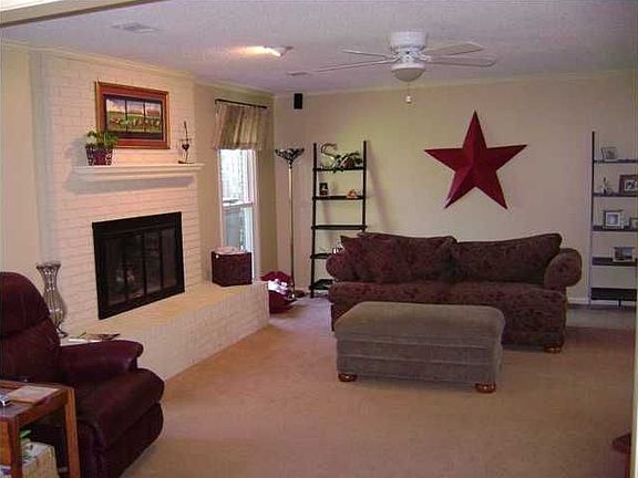 2nd image of 1004 Lakeside Pl