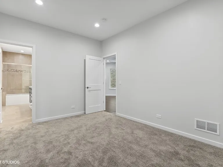 1220 W Roscoe St #1 — Photo 13