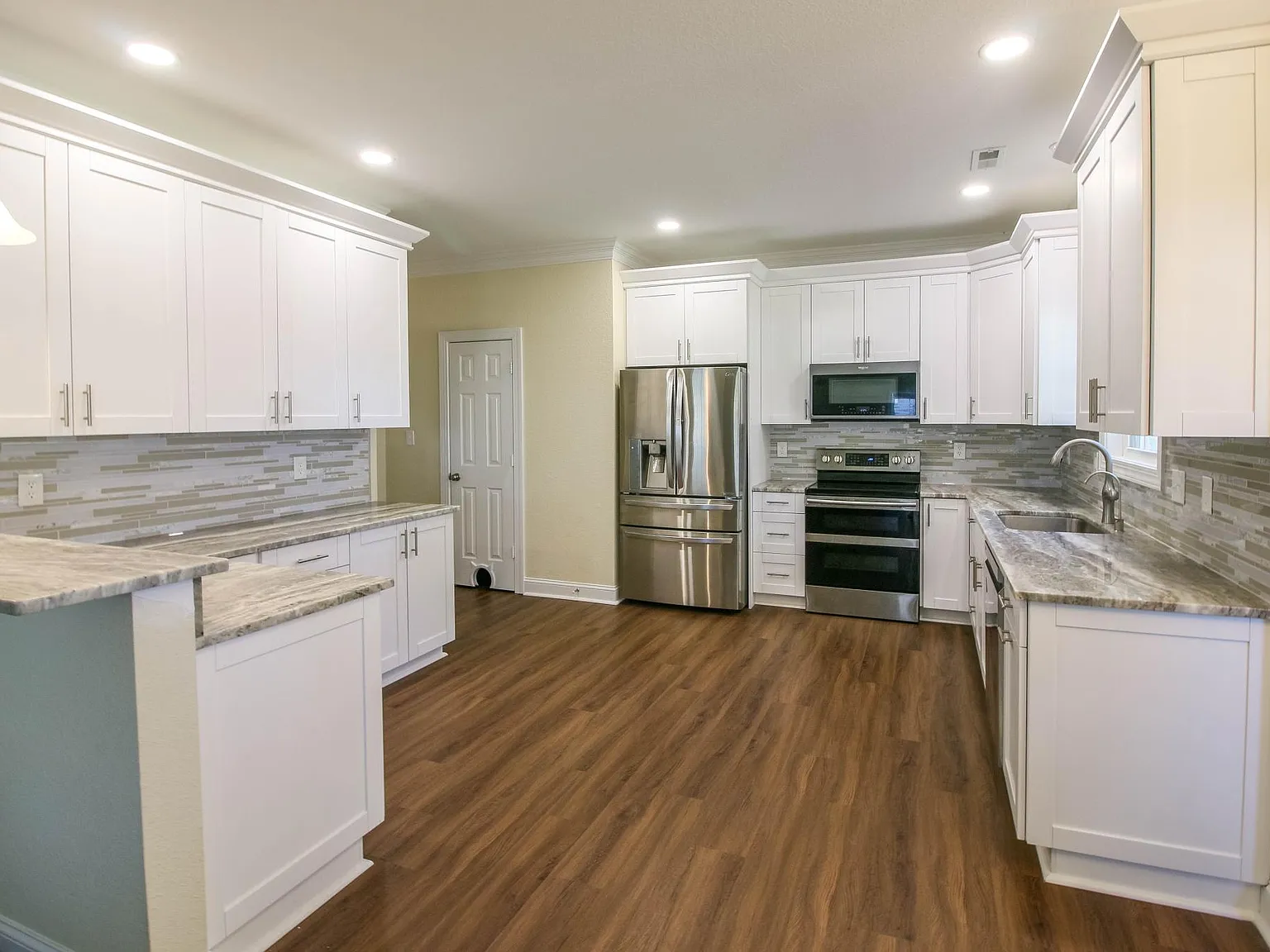 4 bed, 2.5 bath, 2196 sqft, $3,350 — Photo 2