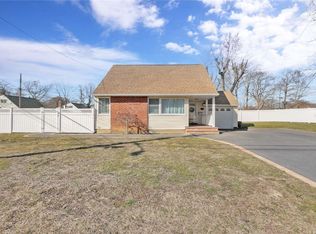 149 Raleigh Ln, West Islip, NY 11795