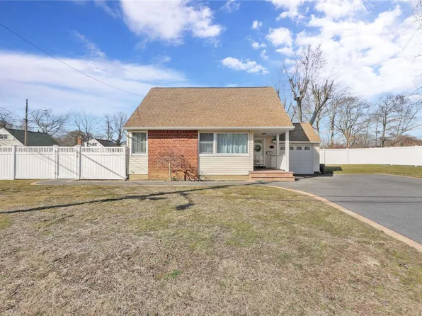 149 Raleigh Lane, West Islip, NY 11795