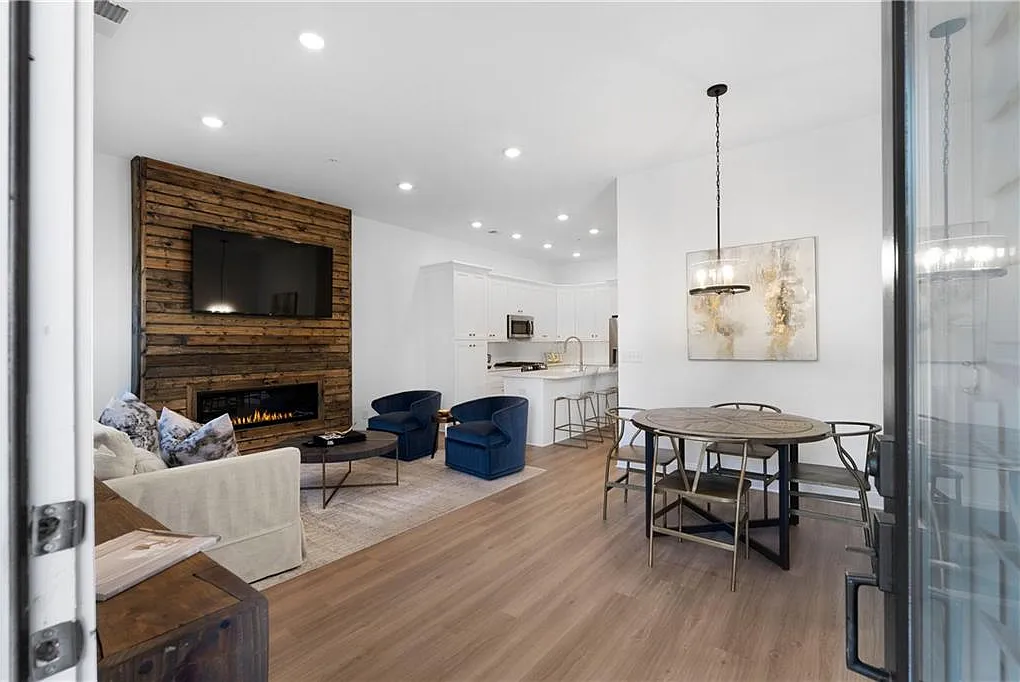 3 bed, 2.5 bath, 2100 sqft, $3,400 — Photo 3
