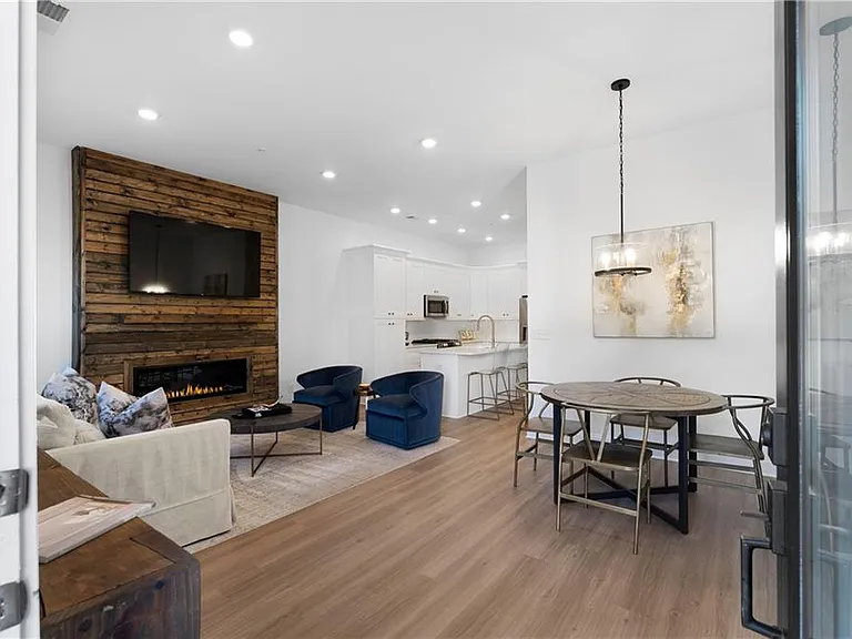 105 Pearl St — Photo 3
