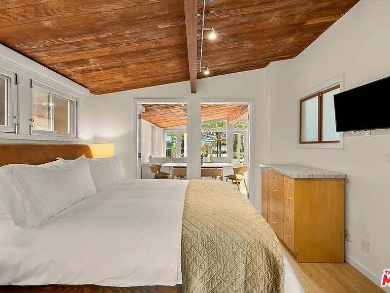 936 Palisades Beach Rd — Photo 15