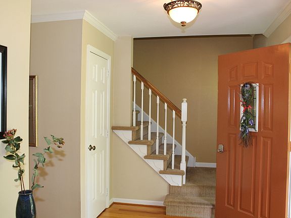 3rd image of 120 Spottswood Ln