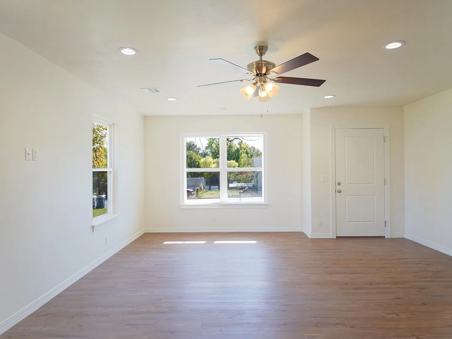 3 bed, 2.0 bath, 1375 sqft, $1,600 — Photo 3