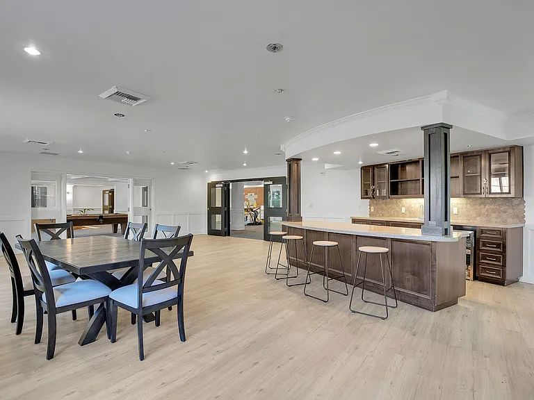 Eastwood Apartments — Photo 31