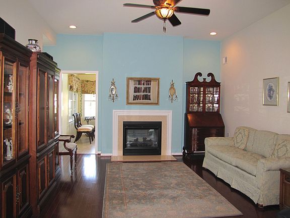 Family rm HW floors,ceiling fans & dual gas FP