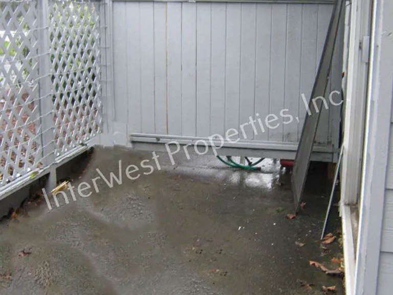 1010-1040 W Powell Blvd — Photo 2