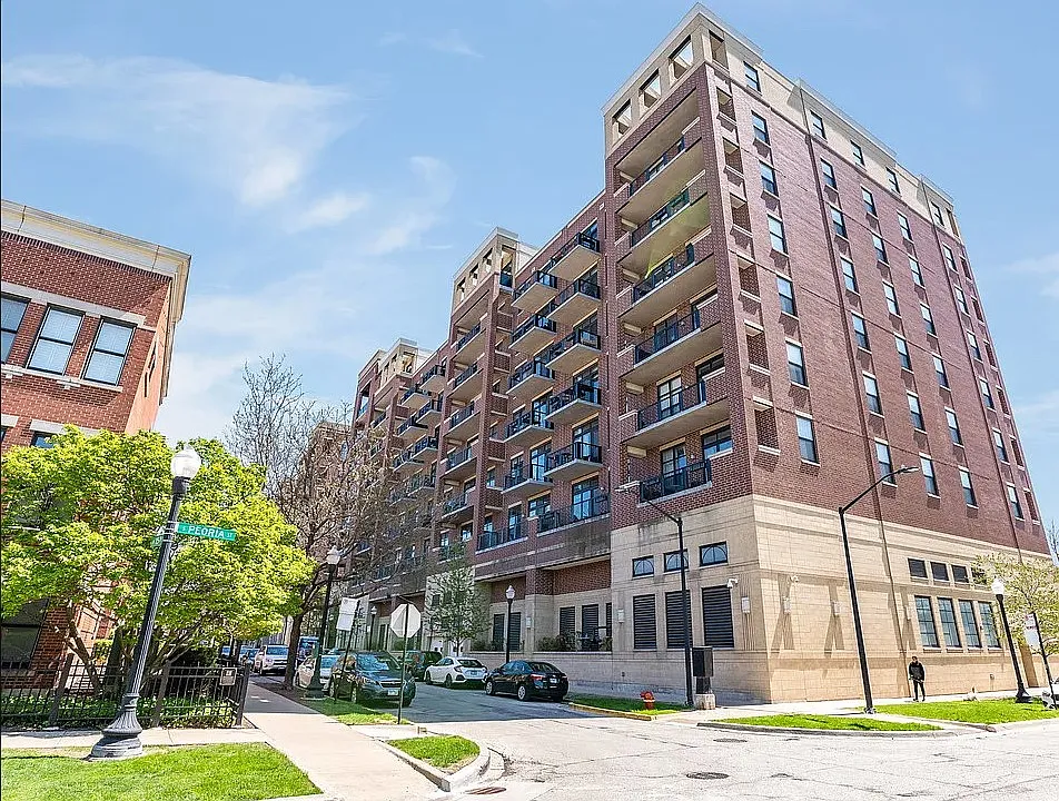 833 W 15th Pl #404