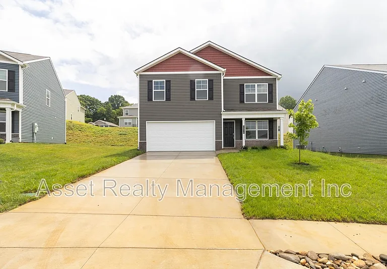 2076 Southwood Cir — Photo 1
