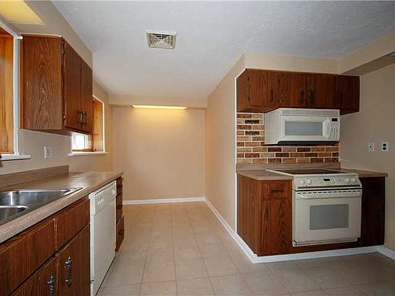 3rd image of 19 Bellingham Dr