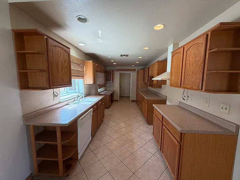 1384 Somerset Dr — Photo 6