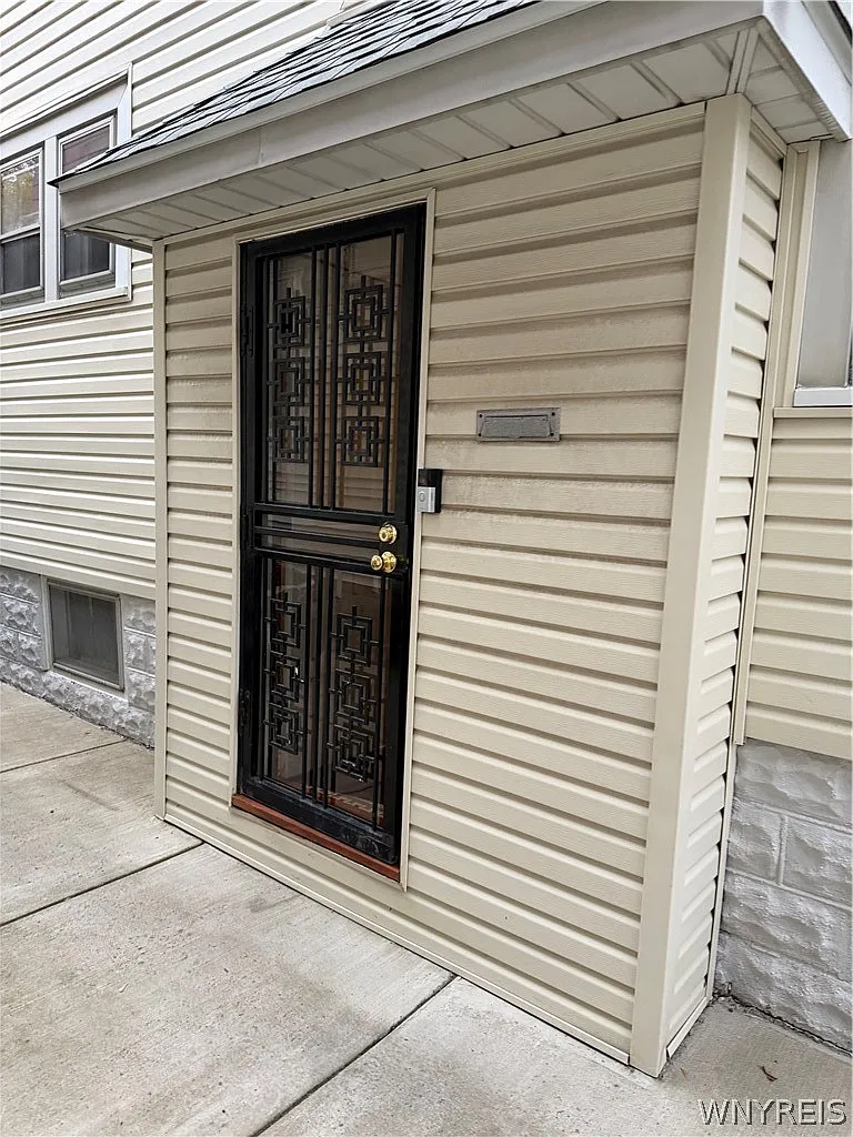 2 bed, 1.0 bath, 2416 sqft, $1,700 — Photo 2