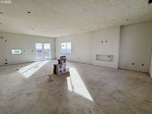 4th image of 884 E Kinsley Ave