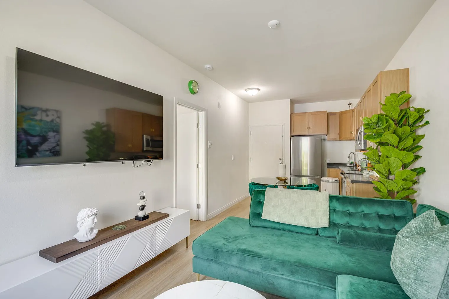 1 bed, 1.0 bath, 398 sqft, $3,612 — Photo 3