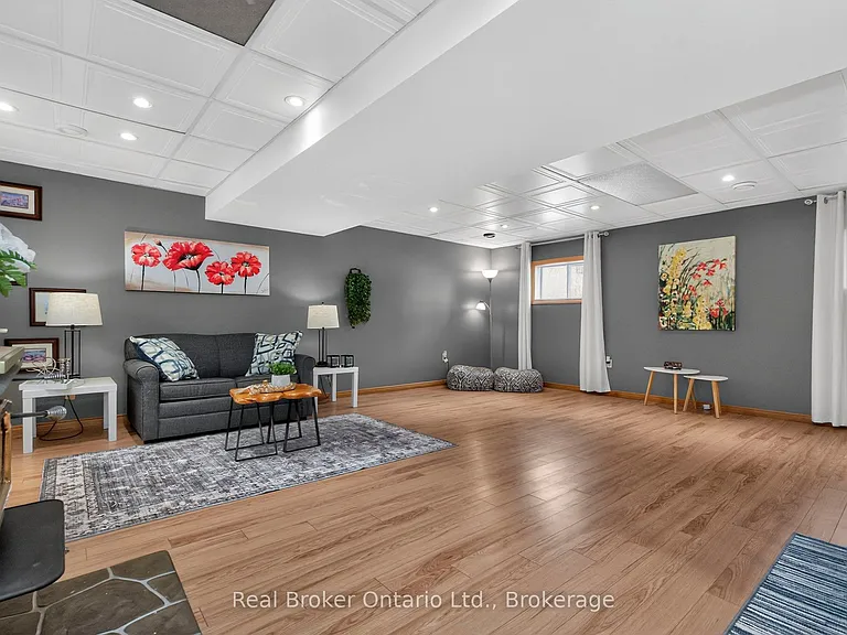 16 Mundy Ave — Photo 16