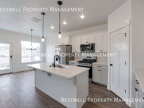 4th image of 883 N Portman Way