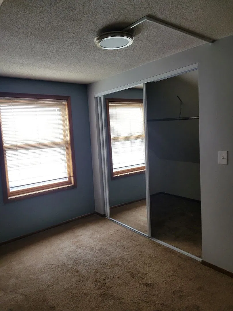 June 2027 ~ Cute 6 bedroom house. Spacious bedrooms. In unit laundry and dishwasher. — Photo 2
