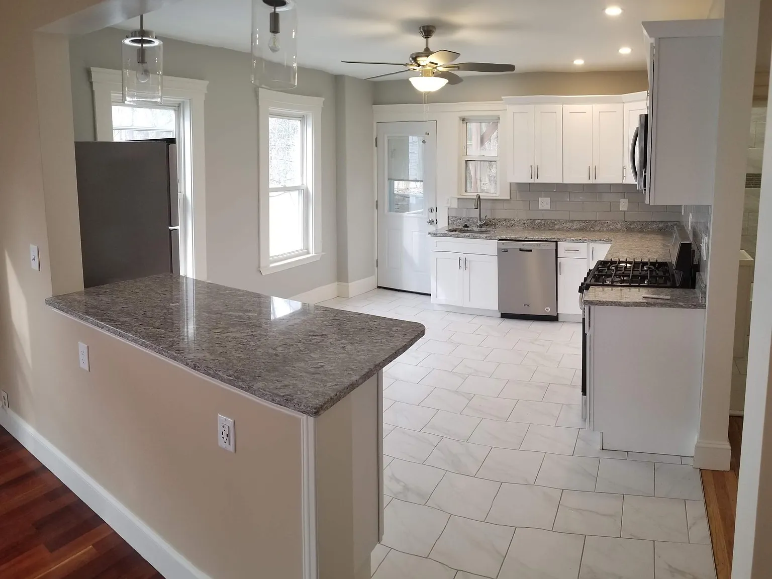 2 bed, 1100 sqft, $2,600 — Photo 3