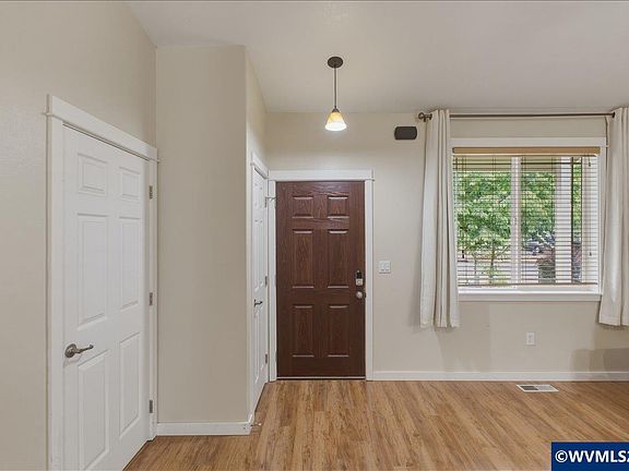 4th image of 900 Trinity St NE