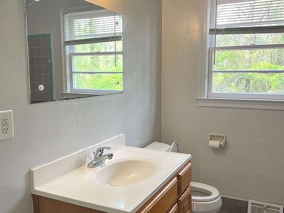 4th image of 65 Jefferson Cir